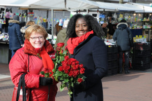 Rode rozen op de Dappermarkt: de start van de campage in Amsterdam Oost